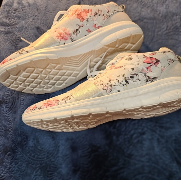 JustFab floral sneaker shoes - Picture 2 of 5